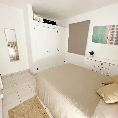 Beachfront Oura - 100m Beach, Seaview, Garage, 300m Strip Appartamento *