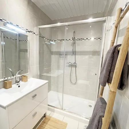 Beachfront Oura - 100m Beach, Seaview, Garage, 300m Strip Appartement