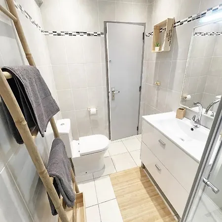 Beachfront Oura - 100m Beach, Seaview, Garage, 300m Strip Apartment Albufeira