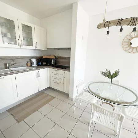 아파트 Beachfront Oura - 100m Beach, Seaview, Garage, 300m Strip *