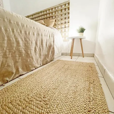 Beachfront Oura - 100m Beach, Seaview, Garage, 300m Strip 아파트