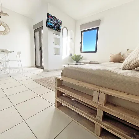 아파트 Beachfront Oura - 100m Beach, Seaview, Garage, 300m Strip