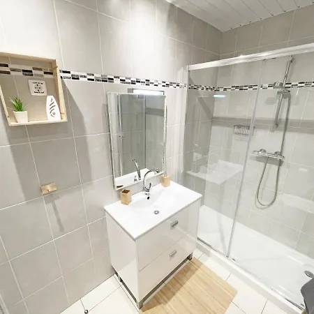 Beachfront Oura - 100m Beach, Seaview, Garage, 300m Strip 아파트 알부페이라