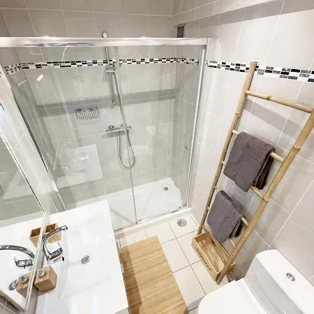 Beachfront Oura - 100m Beach, Seaview, Garage, 300m Strip Appartamento